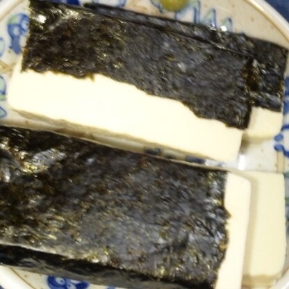 塩豆腐ひさびさにこさえてみましたｗ
ミニ豆腐をカットして海苔がしっとりするくらいがいいですねぇ。
わさび醤油をちょいとつけておつまみに最高っすぅ～